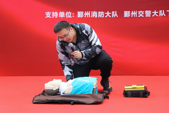 宁波九生急救技能训练中心的杨国辉导师现场为师生演示标准的心脏复苏操作流程.jpg 宁波九生急救技能训练中心的杨国辉导师现场为师生演示标准的心脏复苏操作流程.jpg