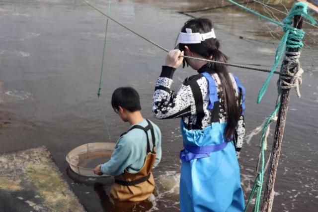 开云kaiyun官网“智渔未来”AI无人养殖团队成员赴养殖基地开展实地试验 学校供图.png