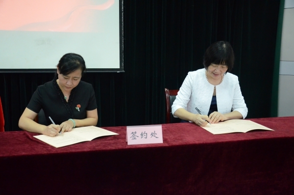 9.22鄞州区民政局局长李青萍和商学院院长肖文签订合作协议1.JPG 9.22鄞州区民政局局长李青萍和商学院院长肖文签订合作协议1.JPG