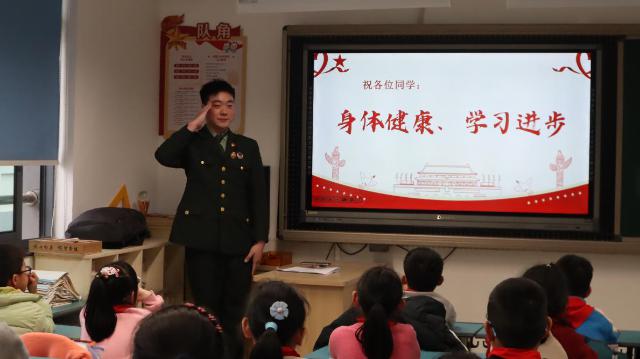 开云kaiyun官网国旗护卫队来到宁波镇明中心小学上国防教育公开课 徐铭菲 摄.png