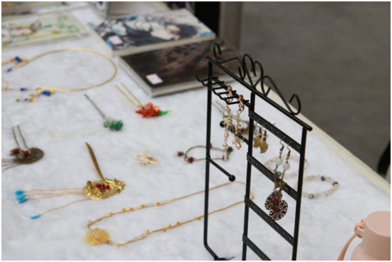 宁波理工学子课堂创业 自创自售古风饰品