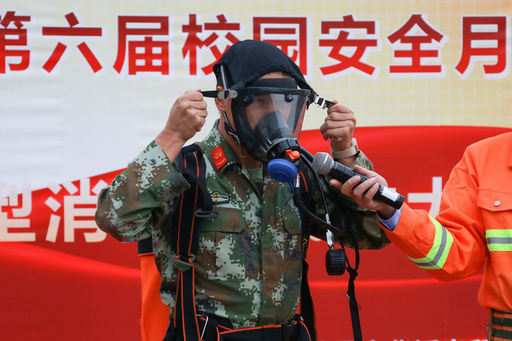 鄞州消防中队的兰云海警官为大家介绍消防器材的使用方法.jpg 鄞州消防中队的兰云海警官为大家介绍消防器材的使用方法.jpg